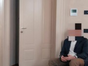 LA DOTTORESSA infila un PLUG ANALE AL PAZIENTE poi SUCCHIA IL CAZZO e SI LECCA LA SBORRA DALLE MANI 1/16