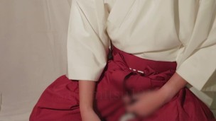 男の巫女が新年に向けて御神酒を絞り出す 24/12/22