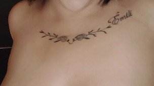 BRINCANDO COM MEUS TETÕES