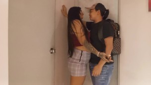 disfruto como esta joven me come el coño antes de ir a sus estudios