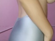 Latina wiggles with tight leggings, you can see her well-defined buttocks 1/16