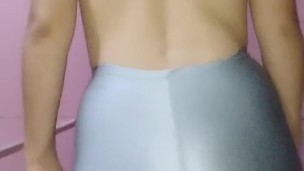 Latina wiggles with tight leggings, you can see her well-defined buttocks