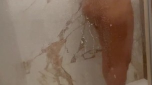 Me meto a la ducha con mi hermanastra y me la follo durísimo