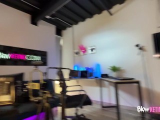 Petite 18 year old virgin in her first casting gives me her pussy to do whatever I want