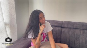 Mi hermanastra pequeña sufre una decepción amorosa y yo la consuelo con una rica cogida.