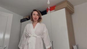 Мачеха застряла на диване, я не знал как ей помочь