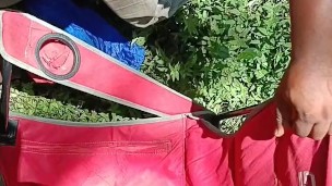 Mi amigo y yo le chupamos la enorme y gruesa verga a mi vecino en un monte