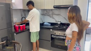 Hago un juego sexual con mi hermanastra y termino follandola duro y me le corro en sus ricas tetas.