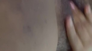 Puta se masturba mientras se novio se ducha