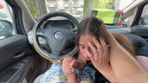 Decide di ringraziare a modo suo dopo avergli fatto un regalo