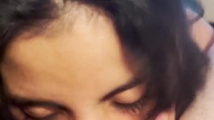 Daniela me da una mamada profunda y me chupa las bolas