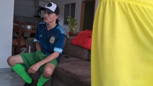 INVITO AL VECINO A VER EL FUTBOL Y TERMINÓ VIENDO PORNO