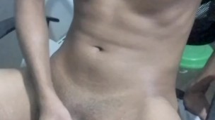 SEXY JOVENCITO GIMIENDO Y CORRIENDOSE MUY DURO