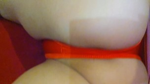 Pequena bunda e buceta no fio dental vermelho