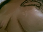 Mi novia me manda video lavandose las tetas mientras se manosea toda mojada
