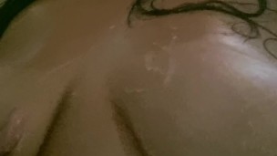 Mi novia me manda video lavandose las tetas mientras se manosea toda mojada