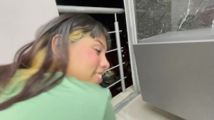 Le doy una rica follada a mi tímida hermanastra al encontrarla en el balcón aburrida, me le corro en