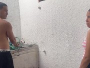 Sexo casero con la puta de mi hermanastra en el patio de ropa -porno en espanol 1/16