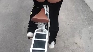 Puttana in bici si fa beccare dai vicini di casa