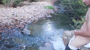 chica de gran culo pilla a un hombre masturbandose en el bosque y le agarra su polla