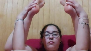 Hermosa latina mostrando sus pies y vagina abierta