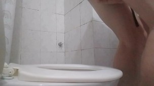 transexual chiquita en traje de mucama disfrutando con juguetes en su colita rosa en el baño de un