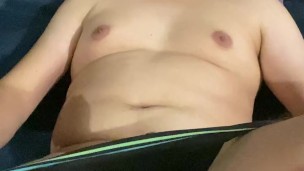 Me quito mi jaula de castidad y me toco hasta correrme.