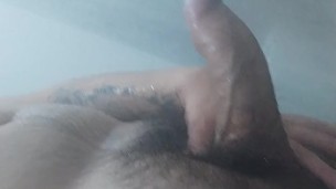 Macho peludo cachondo en la ducha