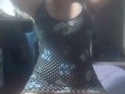 Vestido de flores y manos mágicas: vista completa