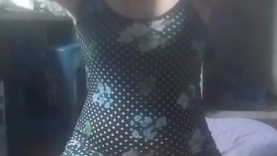 Vestido de flores y manos mágicas: vista completa