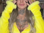 Une salope otaku qui ce fait plaisir en Pikachu 1/16