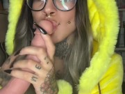 Une salope otaku qui ce fait plaisir en Pikachu 12/16