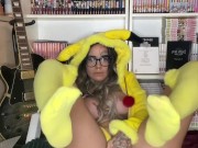 Une salope otaku qui ce fait plaisir en Pikachu 9/16