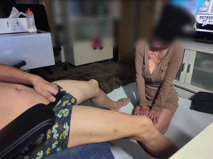 公開。60代の巨乳義母が義理の息子の性欲を代わりに満たして欲しいと頼まれ、フェラチオしておっぱいに擦り付けて精子まで飲み込む。日本人/人妻/スレンダー/巨乳/熟女/無修正/生挿入/個人撮影/中出