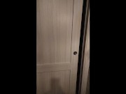 Idraulico a casa della milf esibizionista