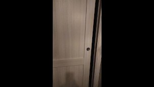 Idraulico a casa della milf esibizionista