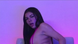 LATINA TEEN SUPER CALIENTE SE MASTURBA CON SU VIBRADOR Y ME INVITA A CULIAR