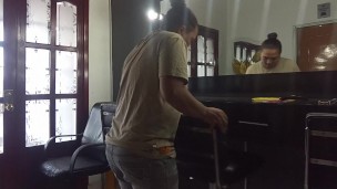 el marido nunca pensó que su mujer le era infiel y tenia sexo lésbico con la estilista