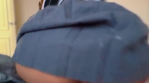 COLEGIALA SE PONE CACHONDA EN EL PATIO DEL COLEGIO Y TIENEN SEXO EN CASA!