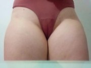 abriendo los labios de su coño con los dedos 4/16