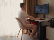 Захотела ТРАХНУТЬ ЕГО и сделала это пока он играл (а он и не возражал) 5/16