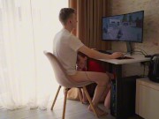 Захотела ТРАХНУТЬ ЕГО и сделала это пока он играл (а он и не возражал) 6/16