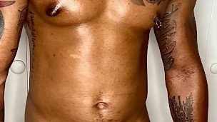 LONELY BLACK MUSCLE TWUNK PLAYS WITH HIS BBC