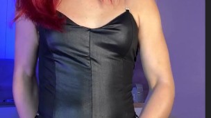 Tgirl shows how she usually meets her servants