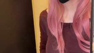 VECINA se queda sin agua en su departamento, pide un FAVOR Y PAGA CON SU ENORME CULO