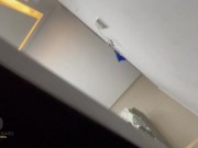 Me escondo en la habitacion de mi pequeña hermanastra para espiarla mientras se pone su ropa interio