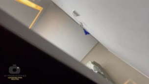 Me escondo en la habitacion de mi pequeña hermanastra para espiarla mientras se pone su ropa interio