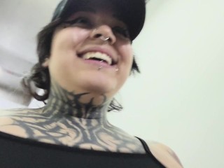 Pierdo en juego y me reta a salir con la cara llena de leche a la calle