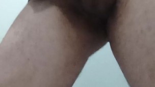 Hombre masturbándose mientras baila