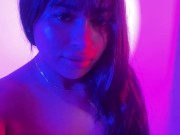 Joven latina mueve sus grandes TETAS naturales en casting 8/16